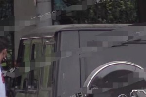 王鹤棣聚餐抽烟引争议，老烟枪形象再受关注