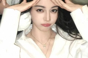迪丽热巴颠覆美学标准：自拍展现真实美