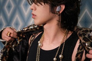 蔡徐坤复出演唱会回应私生活争议，明星责任引热议