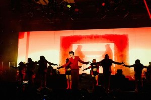蔡徐坤新加坡演唱会状态引争议，粉丝控评遭吐槽