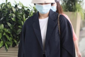 张子枫高考成绩391分引热议 现身机场低头赶路