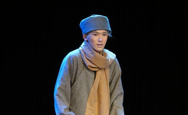 宋亚轩在《日出》中扮演黄省三