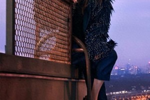 杨幂《Figaro世界》楼顶大片展现美腿风采