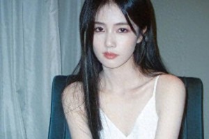 白鹿白色吊带裙写真惊艳，展现完美身材与时尚品味