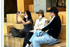 赵丽颖上海新天地低调现身，与导演赵德胤引合作猜测
