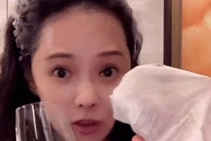 伊能静大方卸妆分享护肤秘诀，50岁状态惊艳