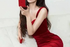 孟子义紧身牛仔裤穿搭展现自信魅力