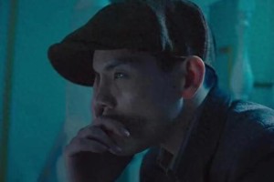 向佐《门前宝地》魔性动作走红，手指捂脸成网络热梗